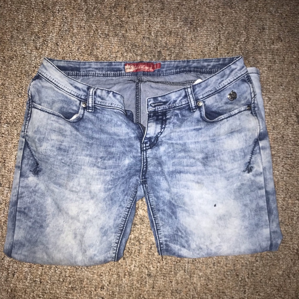 Shawty got them APPLE BOTTOM JEANS, or capris (;